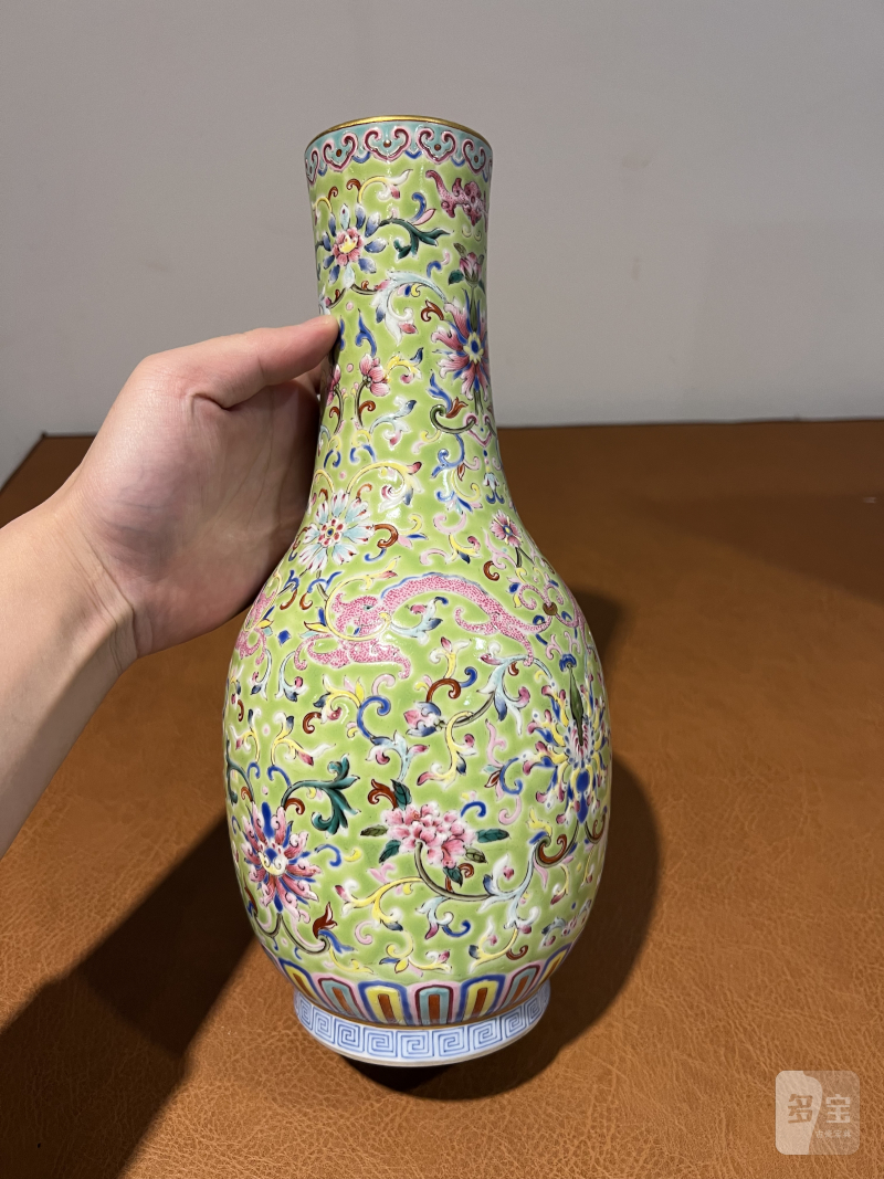 清 粉彩缠枝牡丹卷草龙纹瓶 - 图3